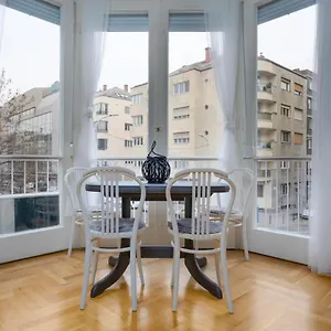 Golden Hour Apartament
